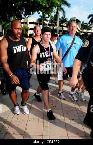 Nick Jonas Joe Jonas iWin 5K Fun Run/a piedi, beneficiando delle Olimpiadi Speciali in Florida per il campus principale della Nova Southeastern University Davie, Florida - 06.09.10 Foto Stock