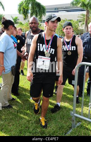 Joe Jonas e Nick Jonas Joe Jonas iWin 5K Fun Run/a piedi, beneficiando delle Olimpiadi Speciali in Florida per il campus principale della Nova Southeastern University Davie, Florida - 06.09.10 Foto Stock