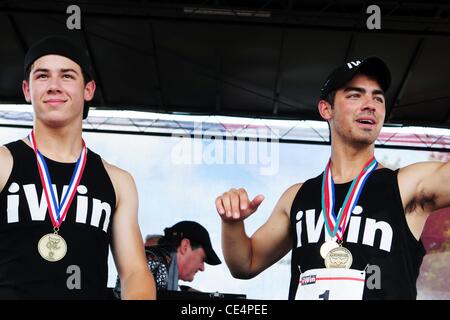 Nick Jonas e Joe Jonas Joe Jonas iWin 5K Fun Run/a piedi, beneficiando delle Olimpiadi Speciali in Florida per il campus principale della Nova Southeastern University Davie, Florida - 06.09.10 Foto Stock