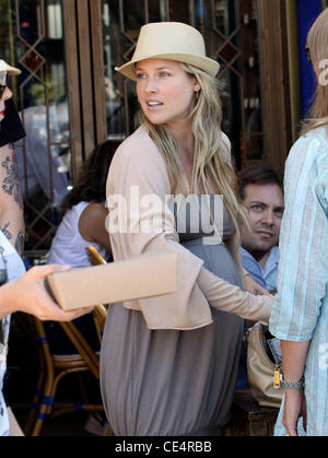 Una gravidanza Ali Larter lascia poco Accanto cafe di Los Angeles, California - 13.08.10 Foto Stock