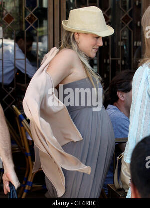 Una gravidanza Ali Larter lascia poco Accanto cafe di Los Angeles, California - 13.08.10 Foto Stock