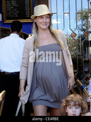 Una gravidanza Ali Larter lascia poco Accanto cafe di Los Angeles, California - 13.08.10 Foto Stock