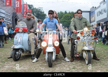 Mods su scooter durante il 'Vintage at Goodwood " summer festival. West Sussex, in Inghilterra - 13.08.10 Foto Stock