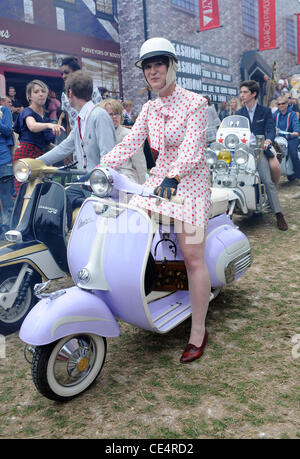 Mods su scooter durante il 'Vintage at Goodwood " summer festival. West Sussex, in Inghilterra - 13.08.10 Foto Stock