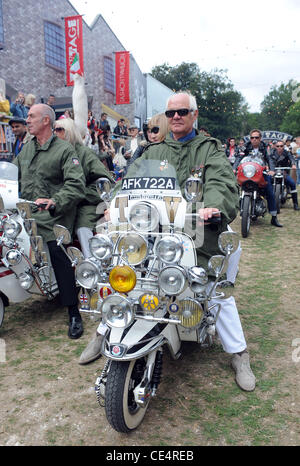 Mods su scooter durante il 'Vintage at Goodwood " summer festival. West Sussex, in Inghilterra - 13.08.10 Foto Stock
