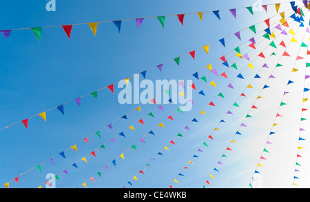 Bunting bandiere al vento contro una soluzione satura di cielo blu Foto Stock