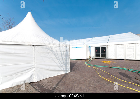 Bianco grande tenda evento annuale di feste di carnevale in Oldenzaal, Paesi Bassi Foto Stock