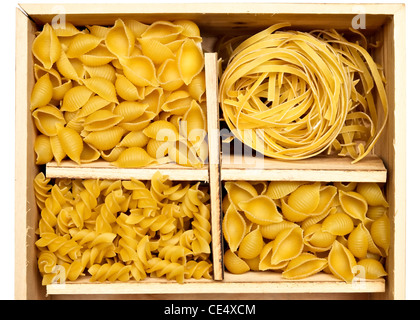 Set di quattro varietà di pasta in una scatola di legno Foto Stock