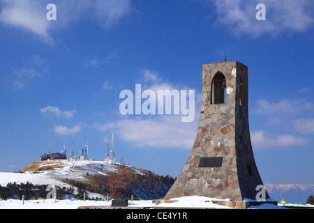 Il Utsukushigahara altopiano di inverno in Giappone, il campanile e la torre della radio Foto Stock