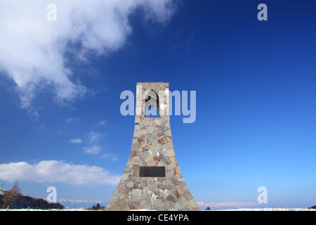 Il Utsukushigahara altopiano di inverno in Giappone, il campanile e il Giappone Alpi Foto Stock