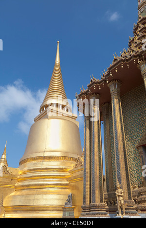 Phra Mondop e Phra Si Ratana chedi nel parco del Grand Palace e il Wat Phra Kaeo, Bangkok, Thailandia Foto Stock