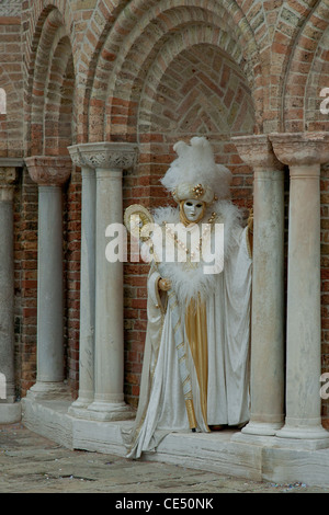 Indossare maschera frequentatori di carnevale sfilano per le strade di Venezia Foto Stock