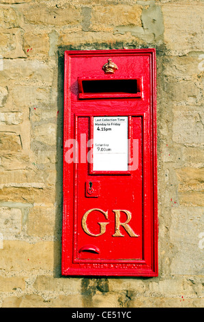 Post box set nel muro di un edificio in pietra in un villaggio inglese risalente al regno del re George VI (1936-52) Foto Stock