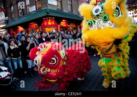 Anno Nuovo Cinese dragon dance su Gerrard Street, Soho, Londra. Noto anche come Chinatown, casa a Londra la comunità cinese. Foto Stock