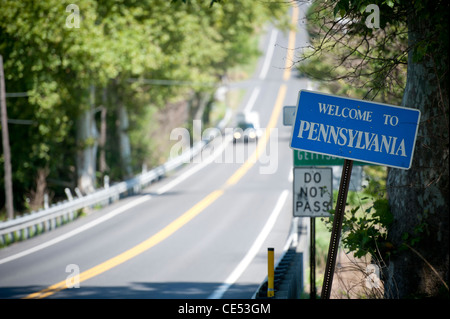 Mason Dixon Line digital signage da solo sul lato della strada entrando in Pennsylvania Foto Stock