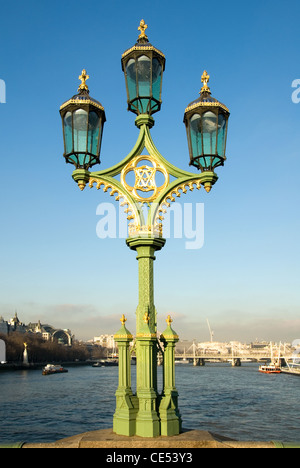 Un ornato via la luce sul Westminster Bridge, Londra, Inghilterra Foto Stock