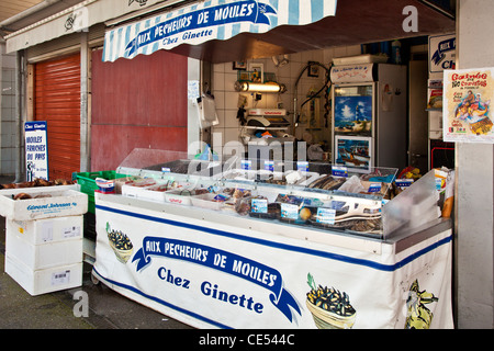 Un pesce fresco e frutti di mare bancarella vendendo localmente catturati moules fraiches in Boulogne, Francia Foto Stock