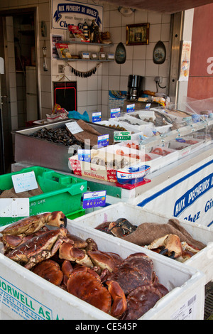 Un pesce fresco e frutti di mare bancarella vendendo localmente pescato granchi di Boulogne, Francia Foto Stock