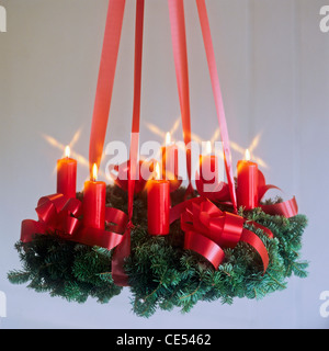 Natale corona di Avvento con candele rosse pendenti dal soffitto Alsace Francia, Europa Foto Stock