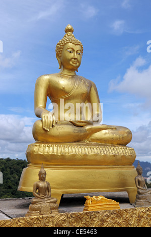 Statue di Buddha in cima alla montagna di Wat Tham Seua (Tiger Grotta tempio). Krabi, Thailandia, Sud-est asiatico, in Asia Foto Stock