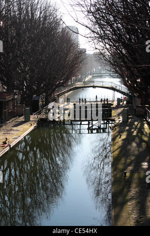 Serrature e portale nord della galleria, Canal Saint Martin, Paris, Francia Foto Stock