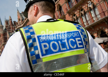 Chiusura del retro di un British Transport Police uomo che indossa una elevata visibilità vest. Foto Stock