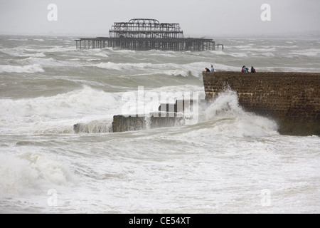 Il molo di ponente è visto in mare mosso off Brighton. Foto Stock