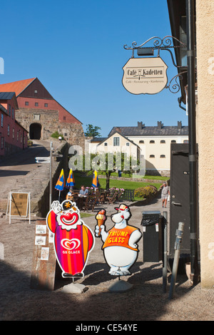 Cafe con gelato segni in Varberg Fortezza, Svezia Foto Stock