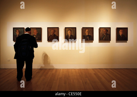 Un ebreo religioso guarda al disegno di un prigioniero del campo di concentramento esposto in una nuova mostra, "Last Portrait: Painting for posterity" a Yad Vashem, il World Holocaust Remembrance Center, a Gerusalemme, Israele, in commemorazione dei 6 milioni di vittime ebree uccise dai nazisti durante la seconda guerra mondiale Foto Stock