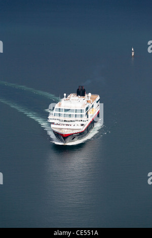 Hurtigruten Midnatsol traghetto in un fiordo in Norvegia Foto Stock