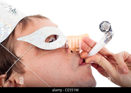 Dettaglio dell'uomo viso con maschera di parte e di partito, ventilatore isolati su sfondo bianco. Foto Stock