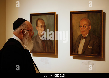 Un ebreo religioso guarda al disegno di un prigioniero del campo di concentramento esposto in una nuova mostra, "Last Portrait: Painting for posterity" a Yad Vashem, il World Holocaust Remembrance Center, a Gerusalemme, Israele, in commemorazione dei 6 milioni di vittime ebree uccise dai nazisti durante la seconda guerra mondiale Foto Stock