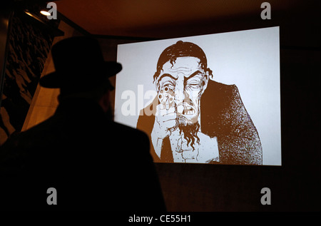Un ebreo haredi guarda un film di propaganda nazista antisemita a Yad Vashem, il World Holocaust Remembrance Center, a Gerusalemme, Israele, in commemorazione dei 6 milioni di vittime ebree uccise dai nazisti durante la seconda guerra mondiale Foto Stock