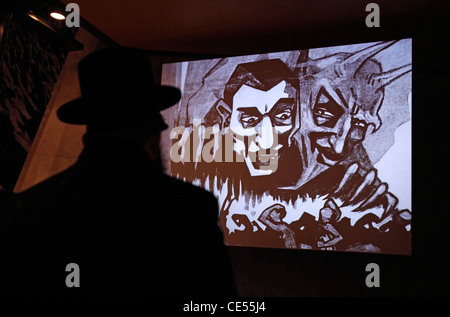 Un ebreo haredi guarda un film di propaganda nazista antisemita a Yad Vashem, il World Holocaust Remembrance Center, a Gerusalemme, Israele, in commemorazione dei 6 milioni di vittime ebree uccise dai nazisti durante la seconda guerra mondiale Foto Stock