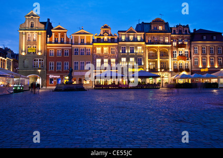 La piazza della città vecchia, Stary Rynek, nella città polacca di Poznan, Polonia, di notte. Foto Stock