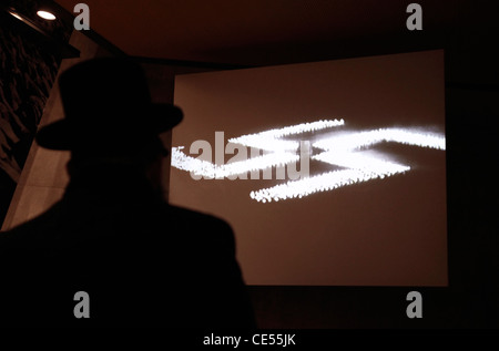 Un ebreo haredi guarda un film di propaganda nazista antisemita a Yad Vashem, il World Holocaust Remembrance Center, a Gerusalemme, Israele, in commemorazione dei 6 milioni di vittime ebree uccise dai nazisti durante la seconda guerra mondiale Foto Stock
