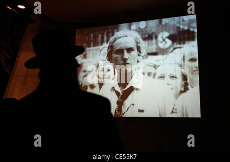 Un ebreo haredi guarda un film di propaganda nazista antisemita a Yad Vashem, il World Holocaust Remembrance Center, a Gerusalemme, Israele, in commemorazione dei 6 milioni di vittime ebree uccise dai nazisti durante la seconda guerra mondiale Foto Stock
