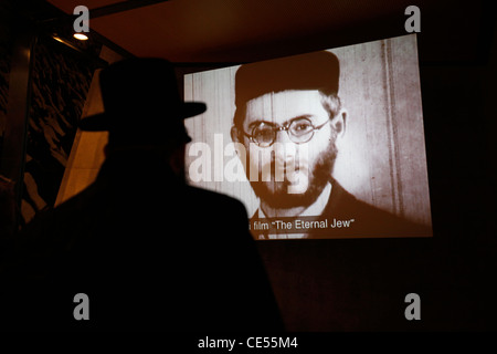 Un ebreo haredi guarda un film di propaganda nazista antisemita a Yad Vashem, il World Holocaust Remembrance Center, a Gerusalemme, Israele, in commemorazione dei 6 milioni di vittime ebree uccise dai nazisti durante la seconda guerra mondiale Foto Stock