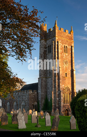 Xv secolo la chiesa di Saint Mary nel villaggio di Morchard Vescovo, Devon, Inghilterra. In autunno (ottobre 2011). Foto Stock
