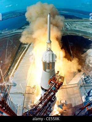 11 Apollo Saturn V veicolo spaziale lancia dal Kennedy Space Center sul suo modo di la luna Foto Stock