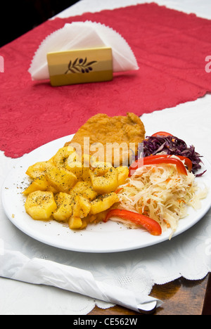 Costolette di Maiale con patate e insalata al bar Foto Stock