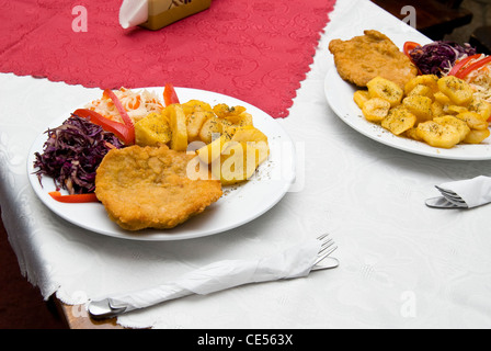 Costolette di Maiale con patate e insalata al bar Foto Stock