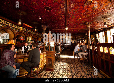 Crown Bar, Belfast, Irlanda del Nord Foto Stock