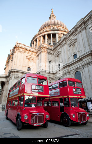 Gli autobus Routemaster parcheggiato di fianco alla cattedrale di St Paul, Londra, Inghilterra, Regno Unito. Foto:Jeff Gilbert Foto Stock