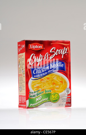 Scatola di Lipton Chicken Noodle Cup-una zuppa su sfondo bianco intaglio USA Foto Stock