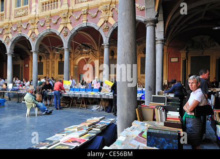 I turisti alla ricerca di libri di seconda mano del mercato del libro nel cortile interno della Vieille Bourse, Lille, Francia Foto Stock