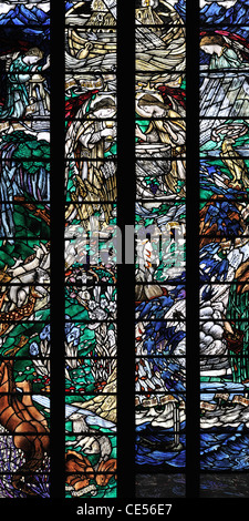 La finestra di massa, raffiguranti animali, erba e acqua, Dunblane Cathedral, Scozia Foto Stock