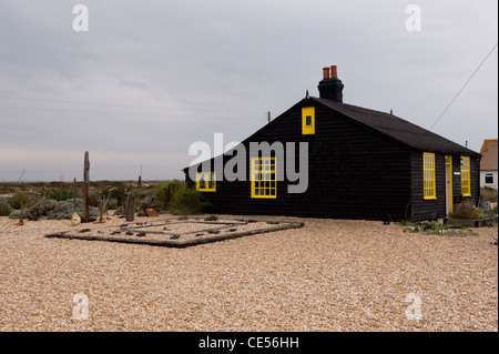 Prospettiva Cottage sulla ghiaia di Dungeness, una volta di proprietà di un film del regista Derek Jarmin, Dungeness, Kent, Regno Unito Foto Stock