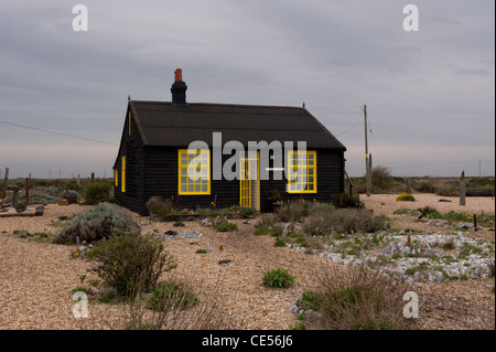 Prospettiva Cottage sulla ghiaia di Dungeness, una volta di proprietà di un film del regista Derek Jarmin, Dungeness, Kent, Regno Unito Foto Stock