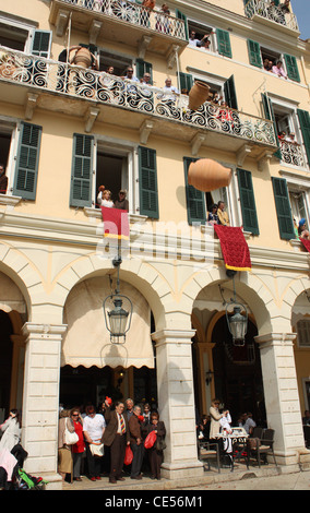 Megalo Savatto (Sabato di Pasqua), gettando pentole, Corfu, Isole Ionie, Grecia Foto Stock